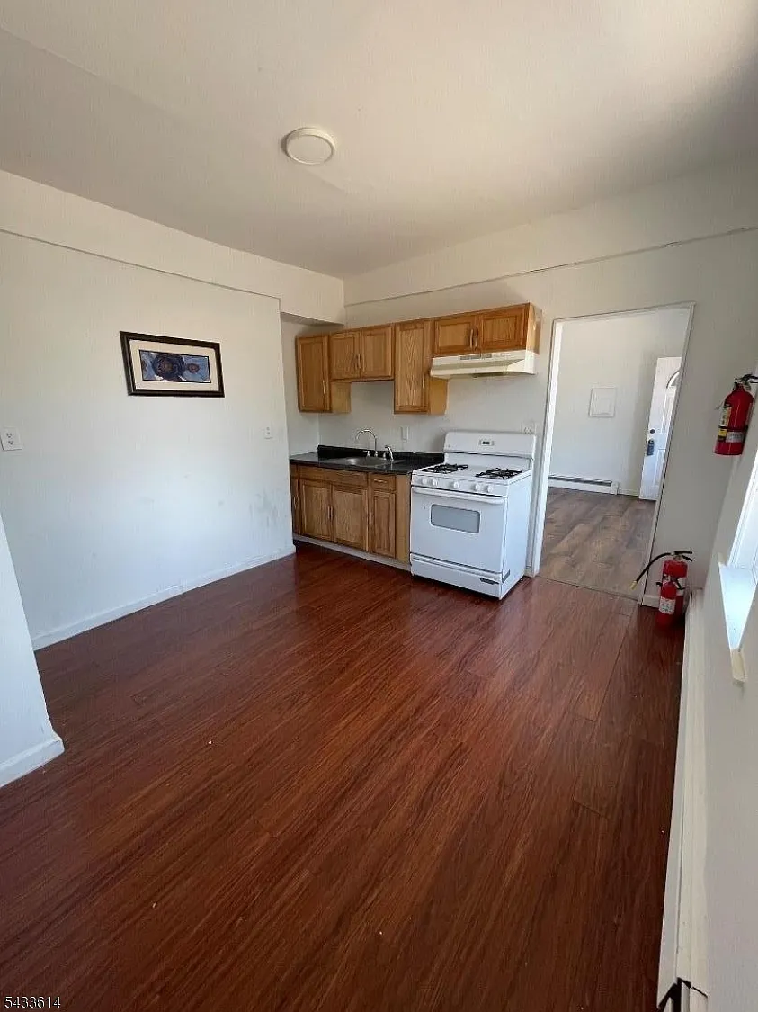3 bed, 1.5 bath, $1,900 — Photo 3