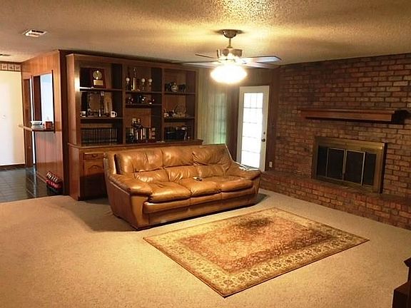 3rd image of 1020 Live Oak Cir