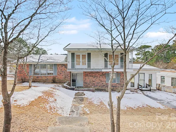 5001 Sycamore Dr, Hope Mills, NC 28348