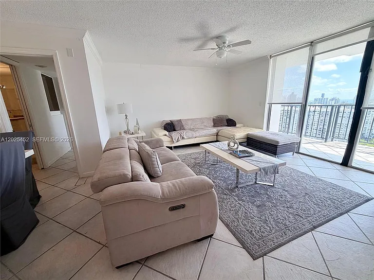 2750 NE 183rd St #Penthouse 10 — Photo 2