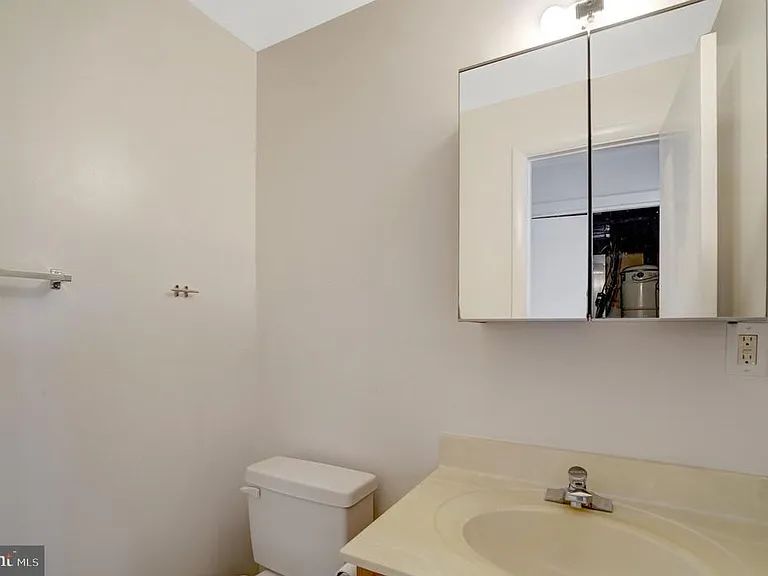 203 W Glendale Ave — Photo 36