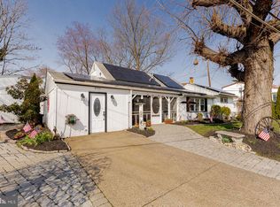 896 Pine Hill Ave, Philadelphia, PA 19115