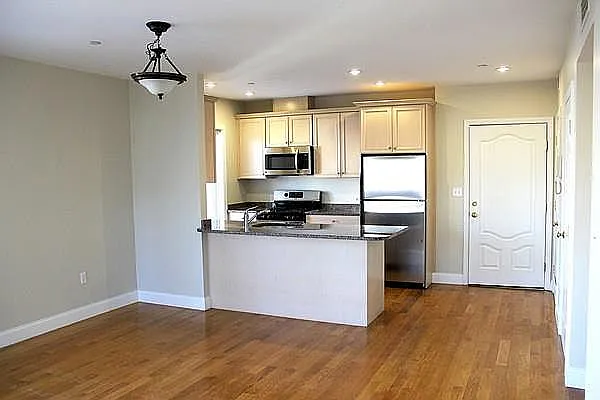1522 Vfw Pkwy #402 — Photo 11