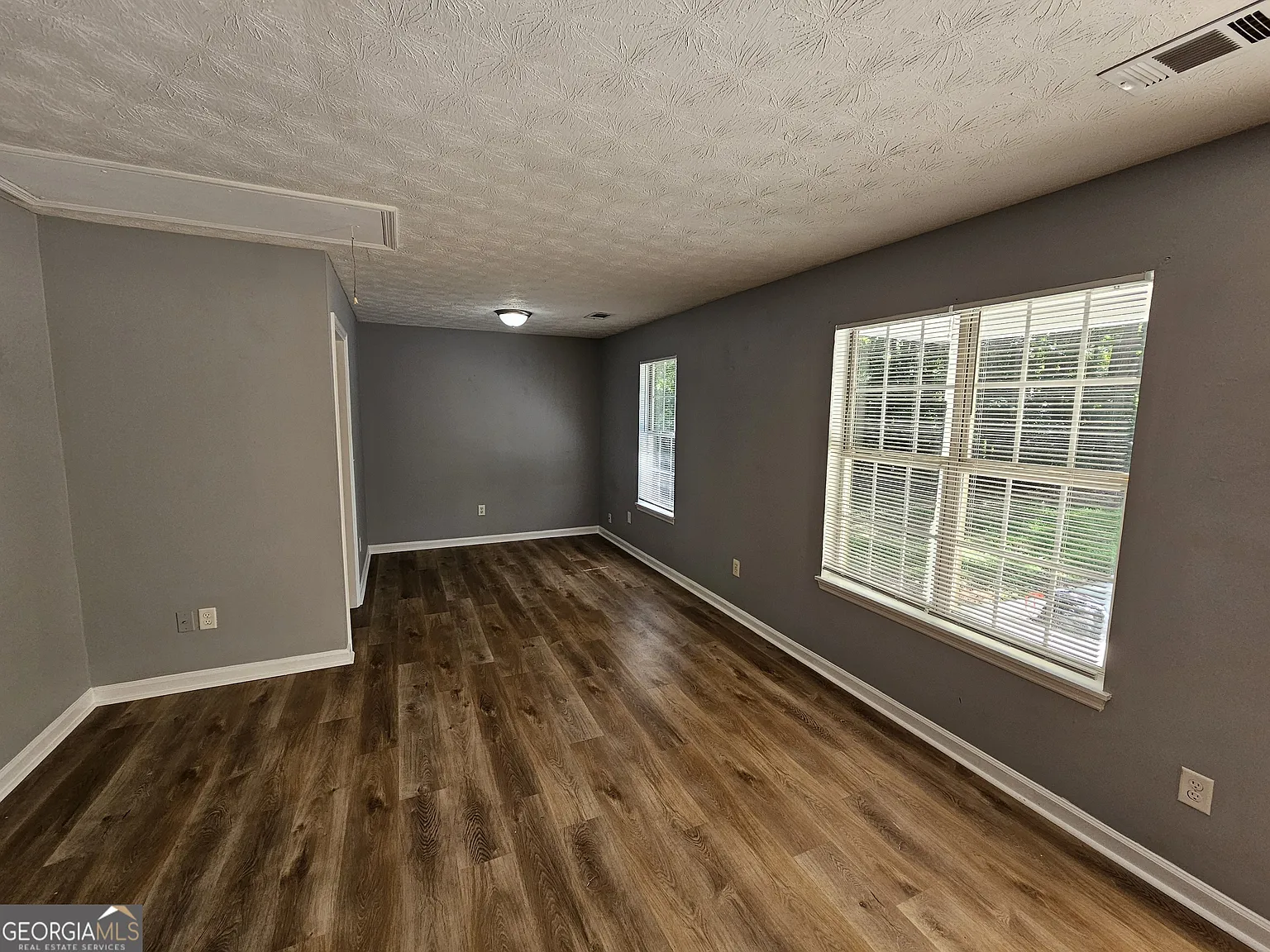 3 bed, 1.0 bath, 1010 sqft, $1,500 — Photo 2