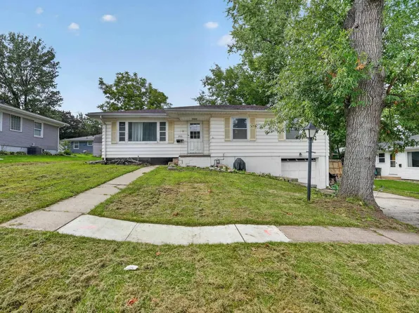 1721 Belle Ave, Cedar Falls, IA 50613