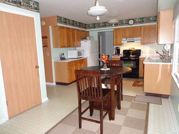 3rd image of 305 Lexington St