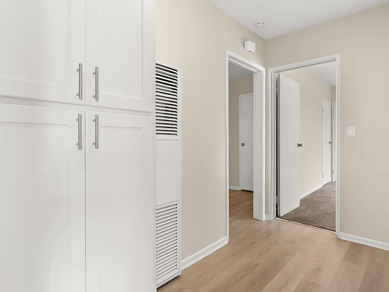 Melrose Place Apartments — Photo 16