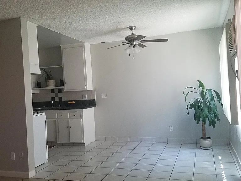 14015 Oxnard St — Photo 6