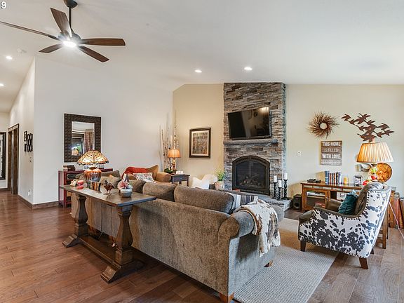 3rd image of 3114 NW Lakeridge Dr