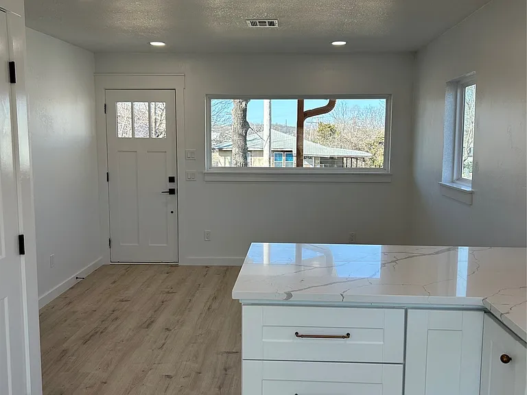 704 S Maryland Ave — Photo 2
