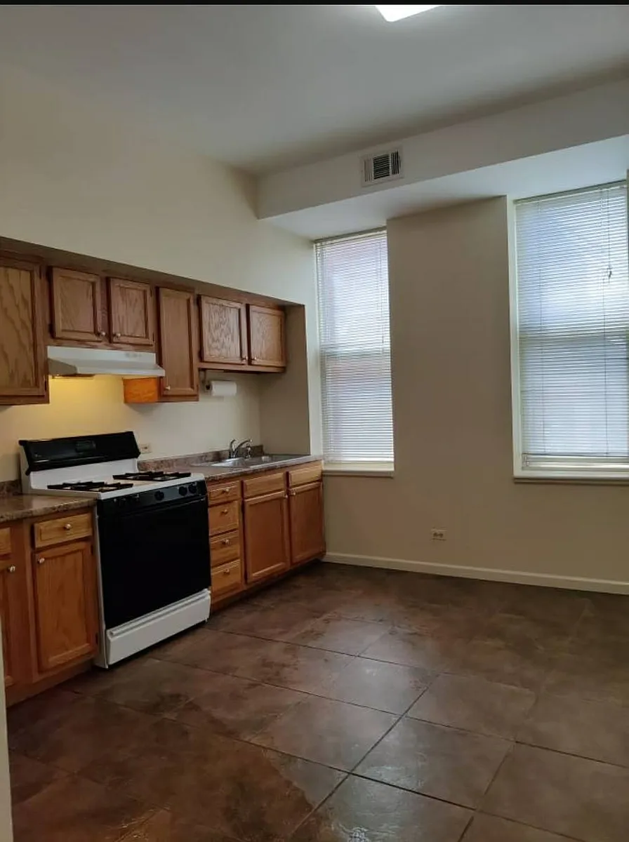 Building Photo - 1808 S Racine Ave #7