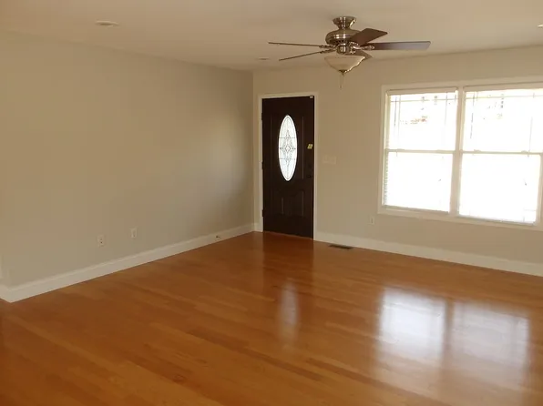 197 Rustling Oaks Dr, Sparta, TN 38583