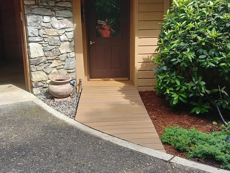 Two entrances level for handicap