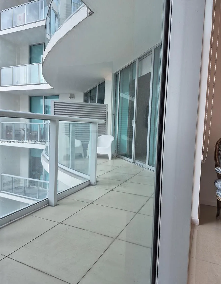 Met 1 Condo — Photo 2