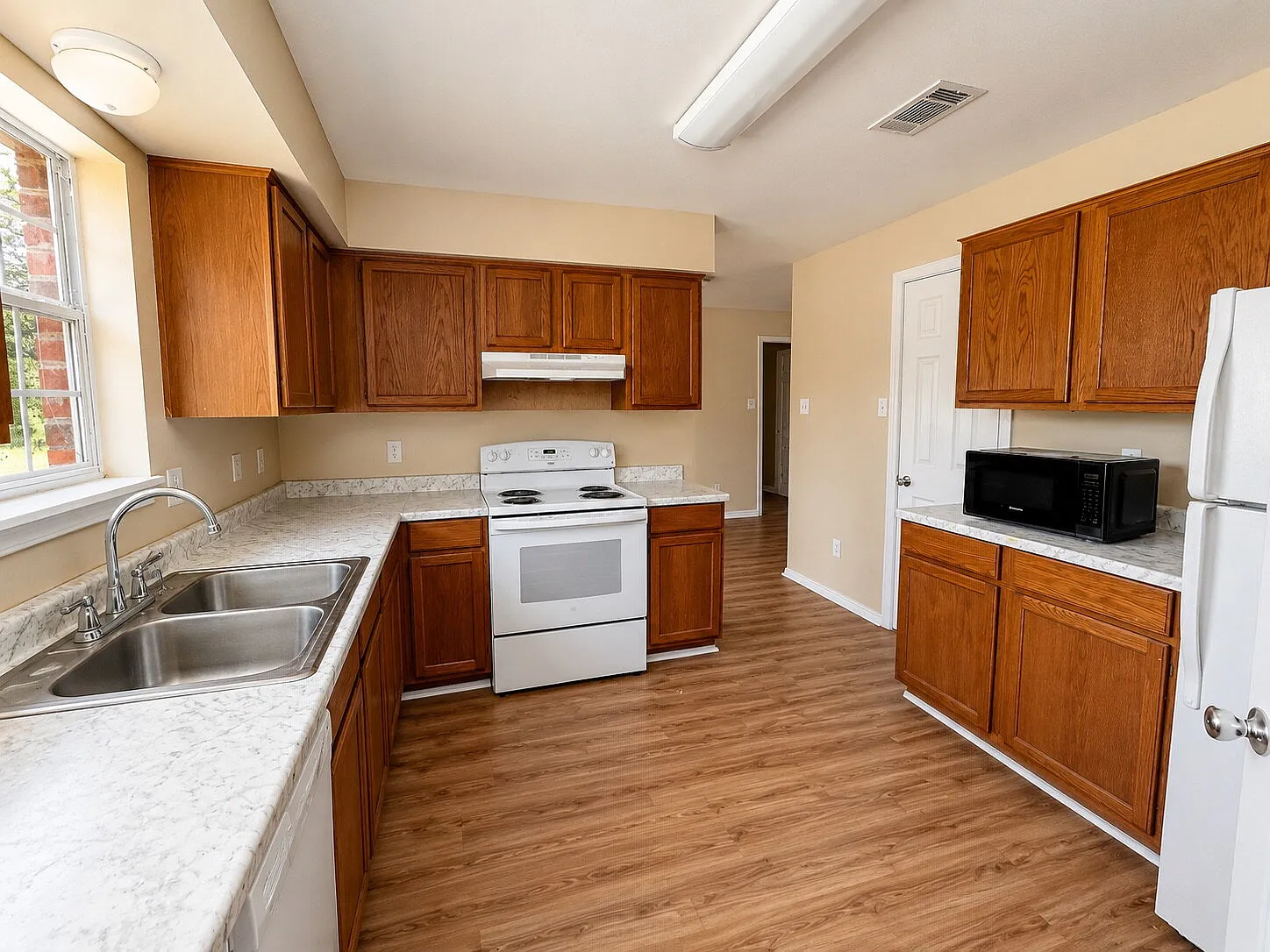 3 bed, 2.0 bath, 1353 sqft, $1,595 — Photo 4