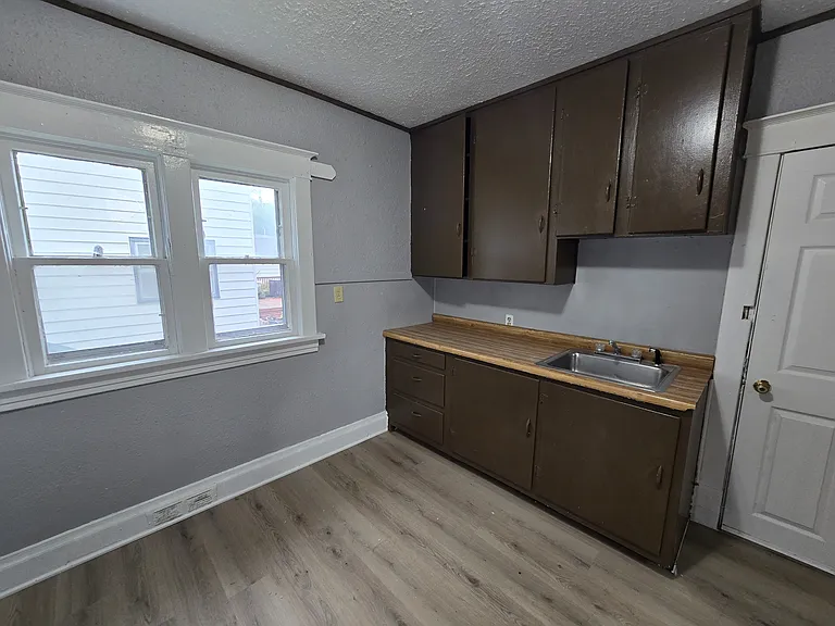 642 Dawson St — Photo 13
