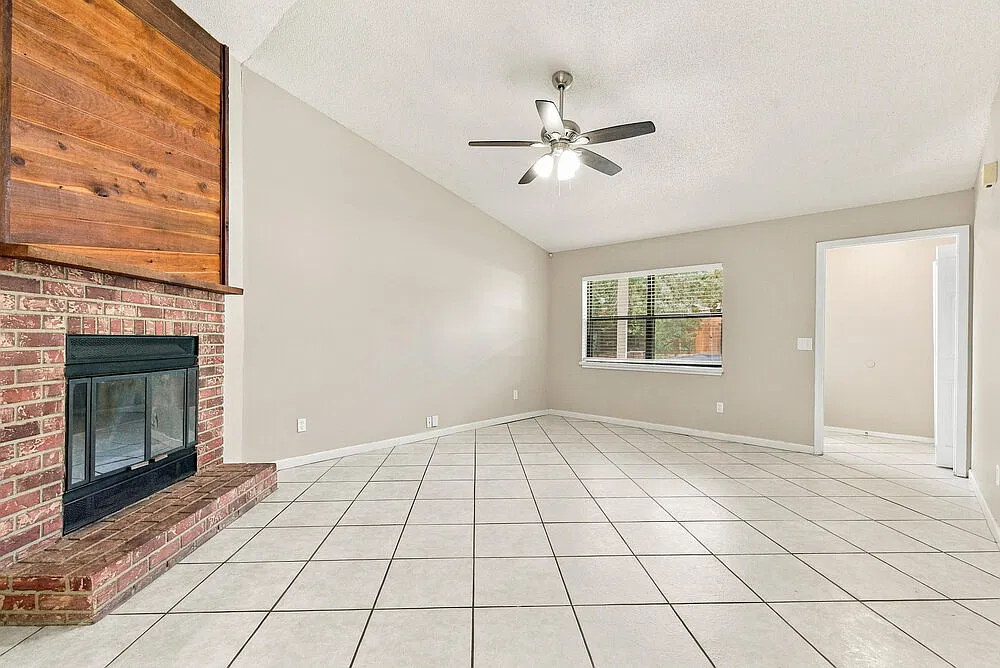 3 bed, 2.0 bath, 1218 sqft, $2,175 — Photo 3