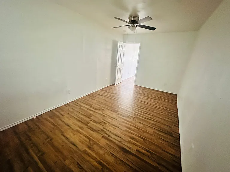 412 W Lincoln Ave — Photo 4