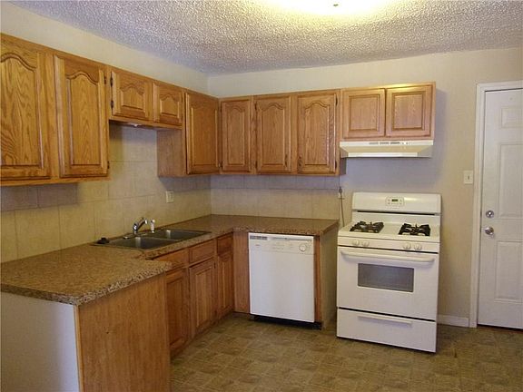 5th image of 1333 Victoria St