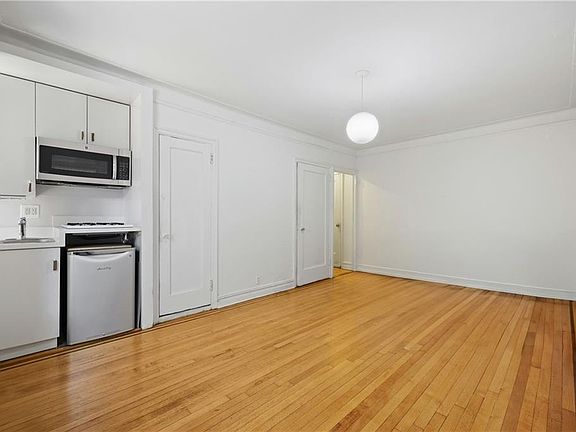 5th image of 300 8th Ave APT 1N