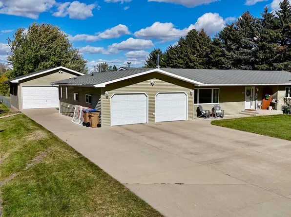 1816 Meadowlark Dr, Minot, ND 58701