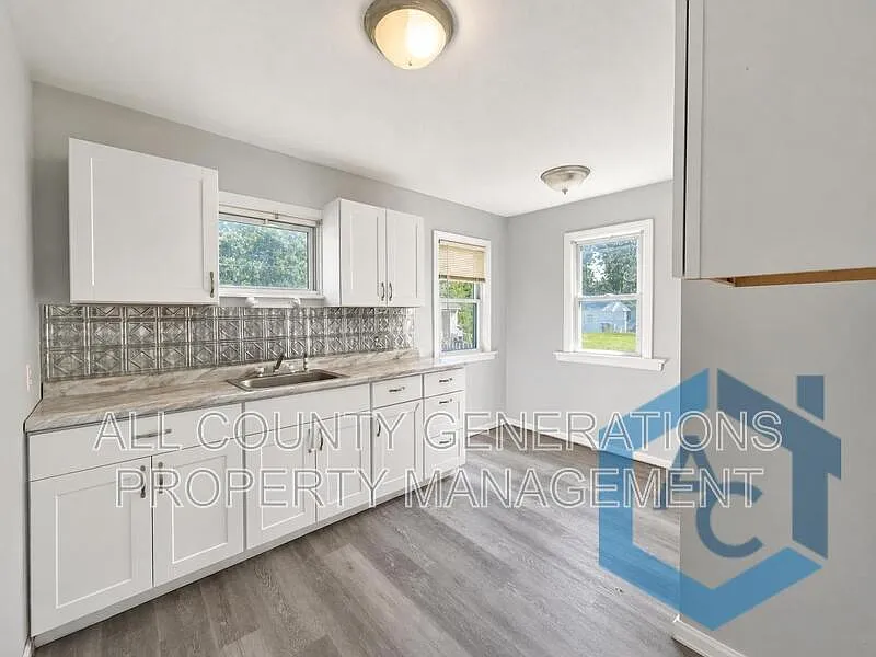 3 bed, 1.0 bath, 1072 sqft, $1,600 — Photo 2