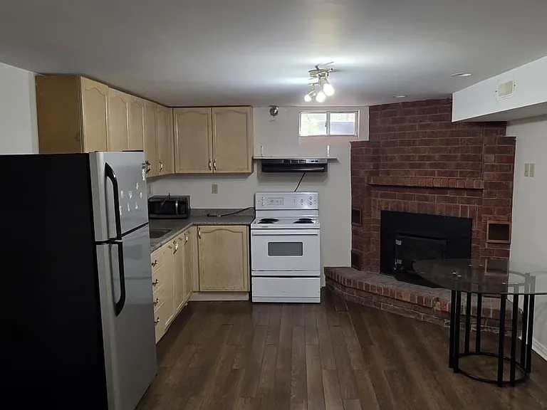 369 Hickling Trl #LOWER — Photo 8