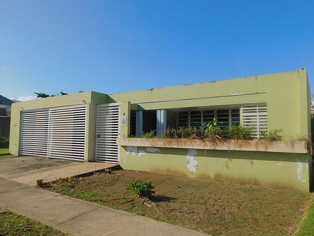 FRONT OF HOUSE