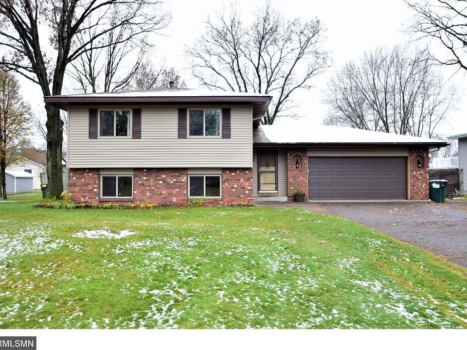 1st image of 940 102nd Ln NE