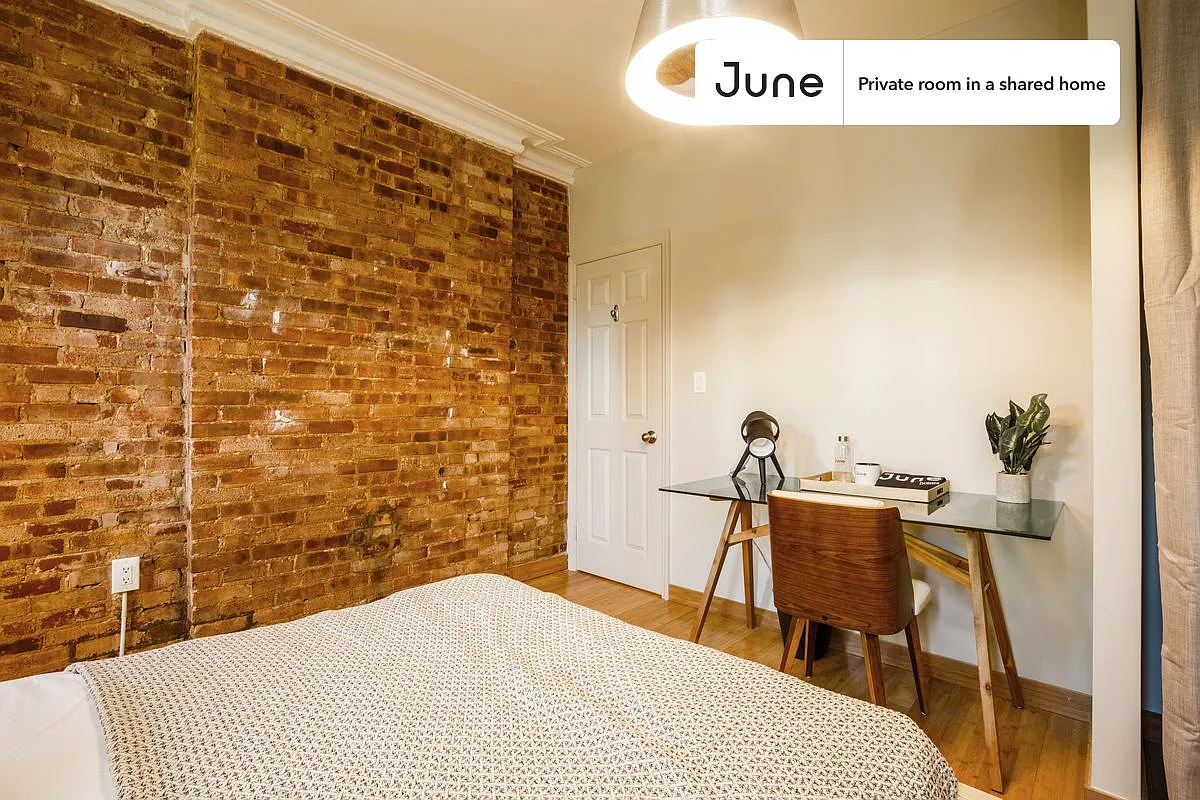 Queen bedroom in 3 bed/1 bath home in Hell's Kitchen #216 C — Photo 2