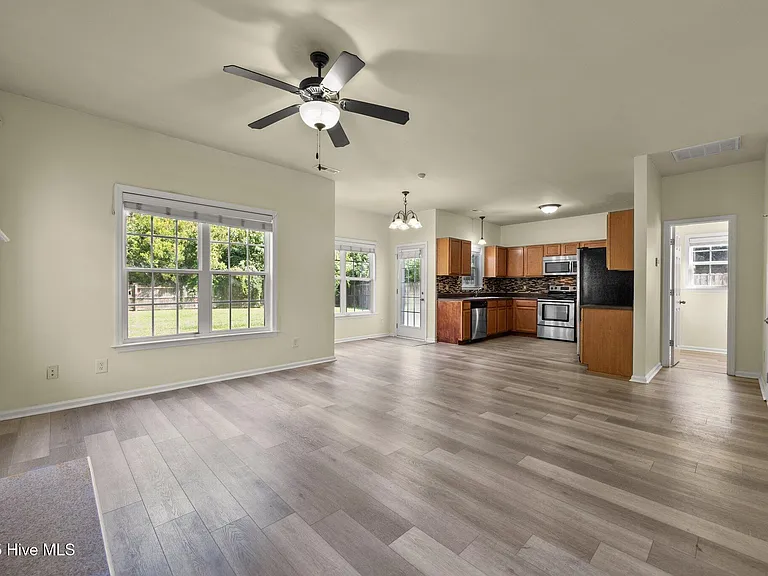 1004 Summerfield Ct — Photo 3