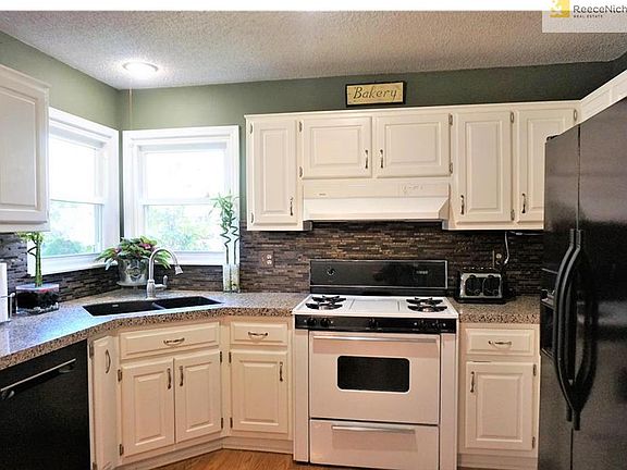 Fabulous kitchen, with over-sized gas stove, and double windows to the back yard.