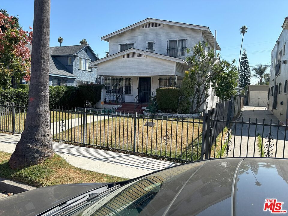 1st image of 702 W 48th St
