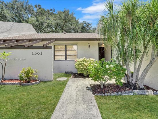 1561 NW 98th Ter, Pembroke Pines, FL 33024