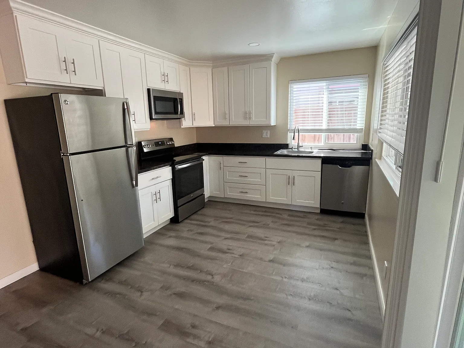 3 bed, 1041 sqft, $4,300 — Photo 2