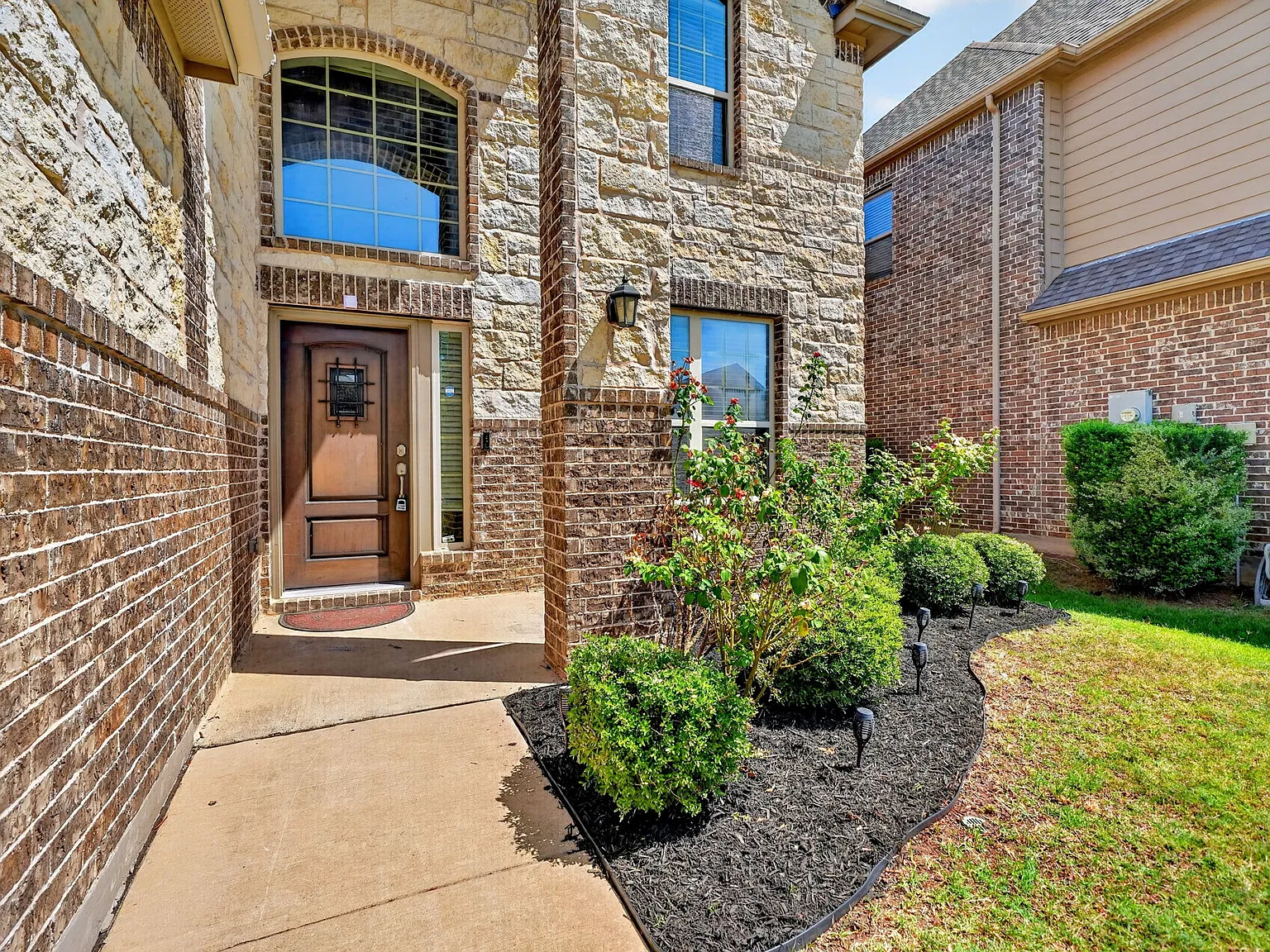 4 bed, 2704 sqft, $3,250 — Photo 2