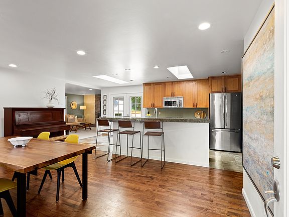 4th image of 10521 NE 132nd Pl
