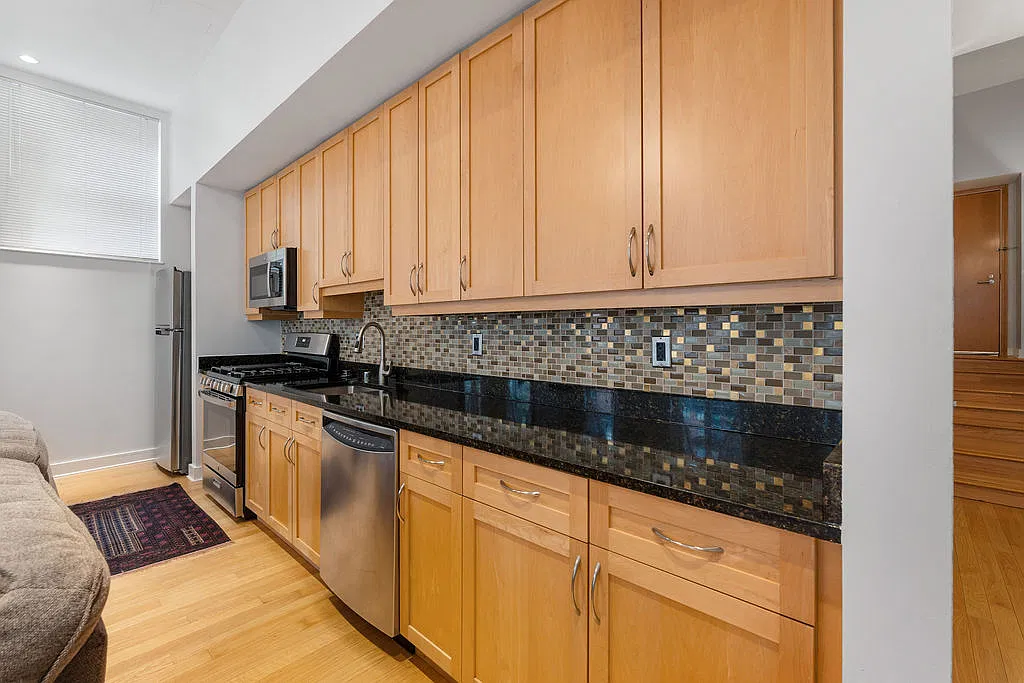 675 E St NW — Photo 2