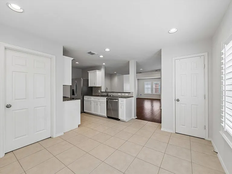 922 W Heights Hollow Ln — Photo 15