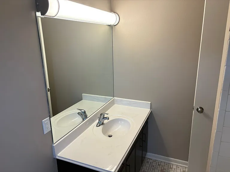 Bristol Square Apartments — Photo 32