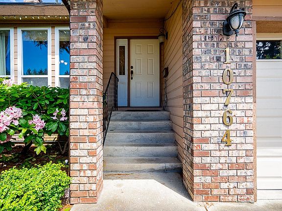 3rd image of 10764 Fraserglen Dr