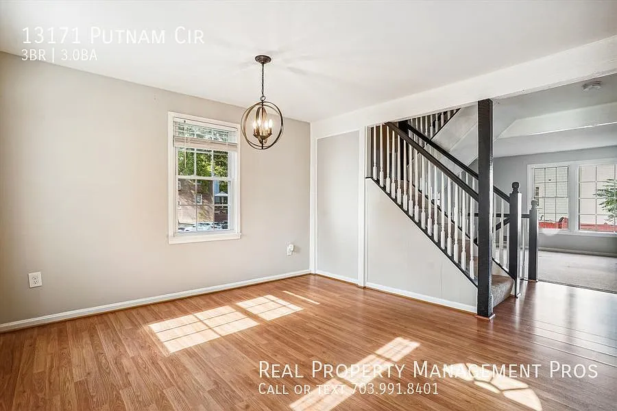 Bright & Updated End-Unit Townhome — Photo 2