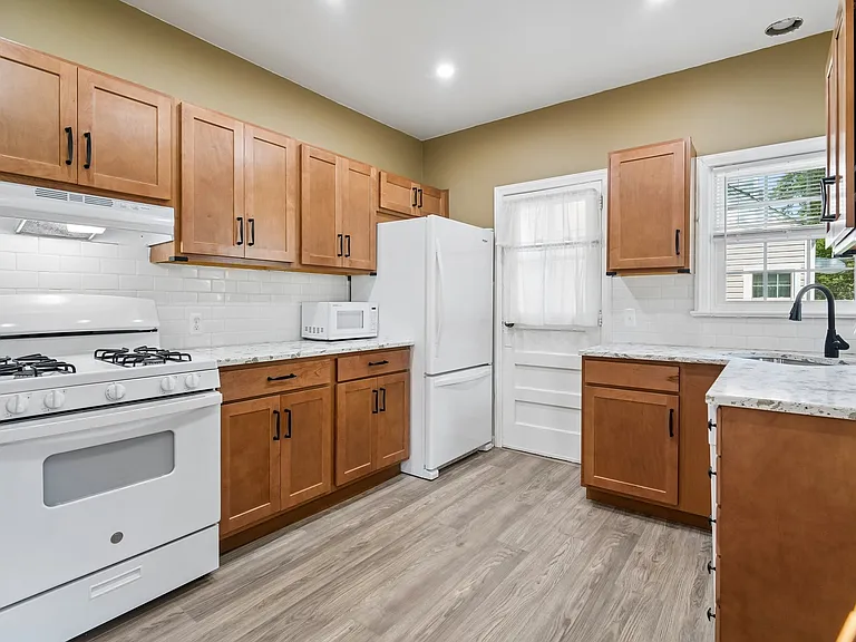 47 Rose Ave — Photo 2
