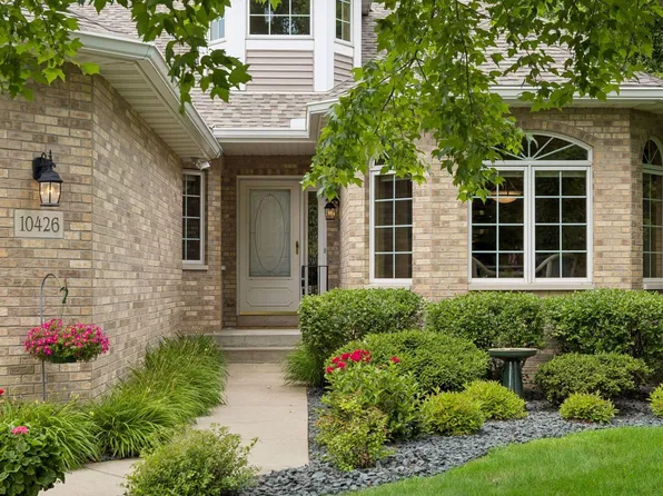 10426 Eagle Pointe Cir, Woodbury, MN 55129
