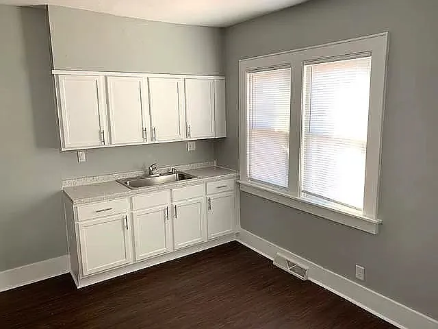 3 bed, 1.0 bath, 1500 sqft, $1,800 — Photo 3