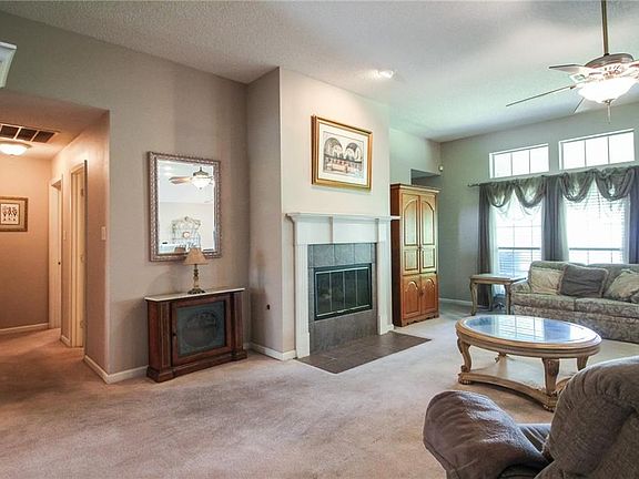 5th image of 136 E Lakeview Dr