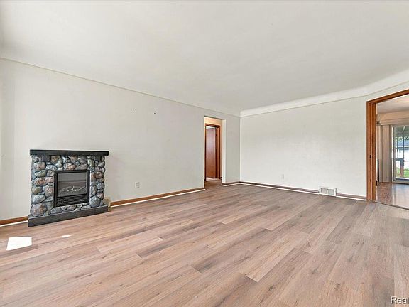 5th image of 28621 Gilbert Dr