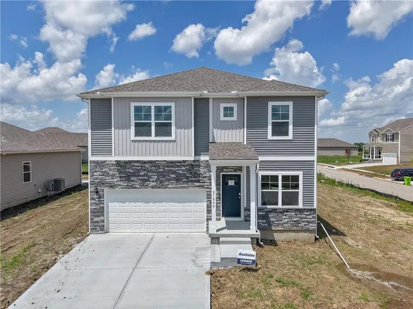 21800 Lucca Ln, Peculiar, MO 64078
