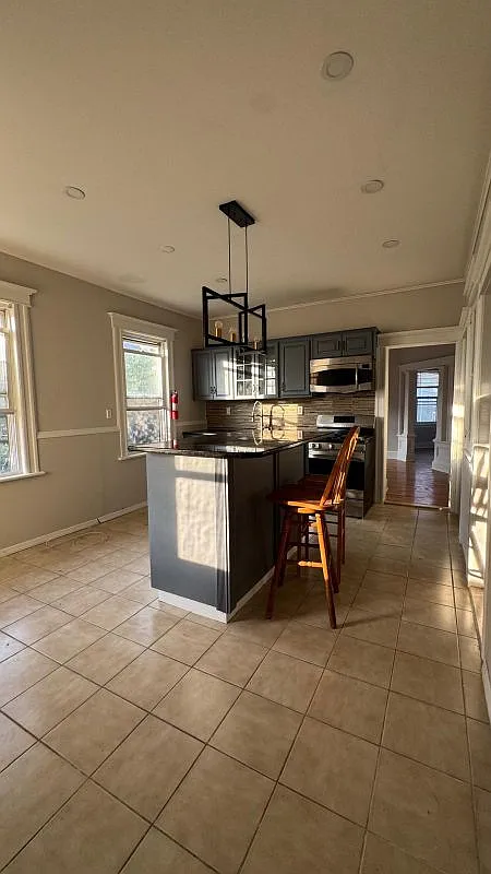 3 bed, 1.0 bath, 1900 sqft, $2,500 — Photo 3