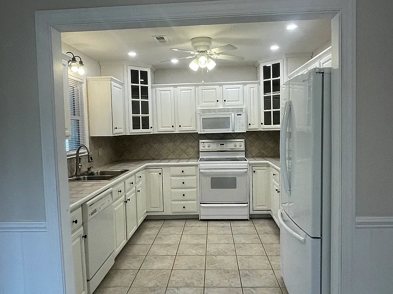 301 NE 40th St — Photo 3